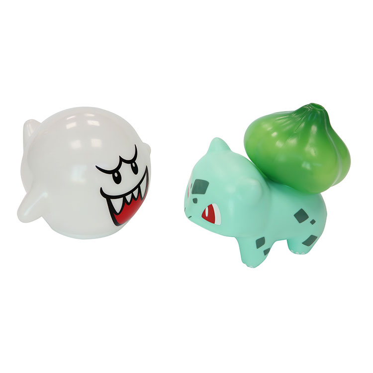Miniature plastic playthings para sa mga bata